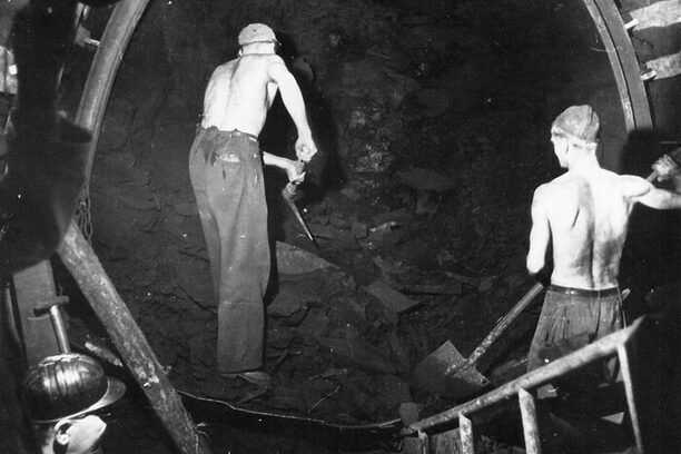 Ein historisches Foto: Männer in der Kohlgrube